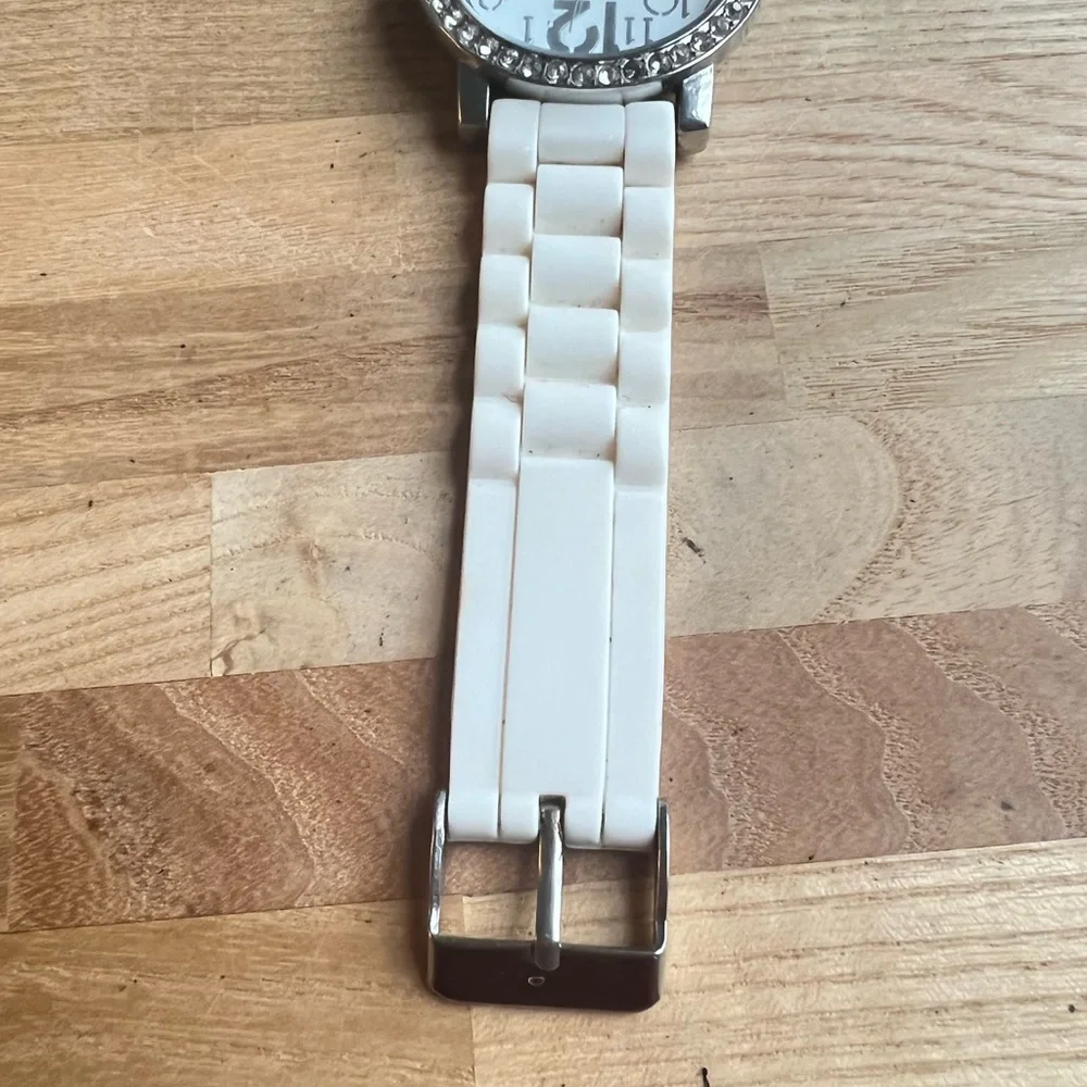 US Polo Association ladies white sporty Watch NEW BATTERY